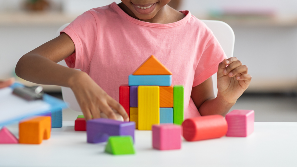 Enfant réalisant un exercice de motricité fine avec Lesly Roca, psychomotricienne à La Garde, pour renforcer la coordination œil-main et la concentration.