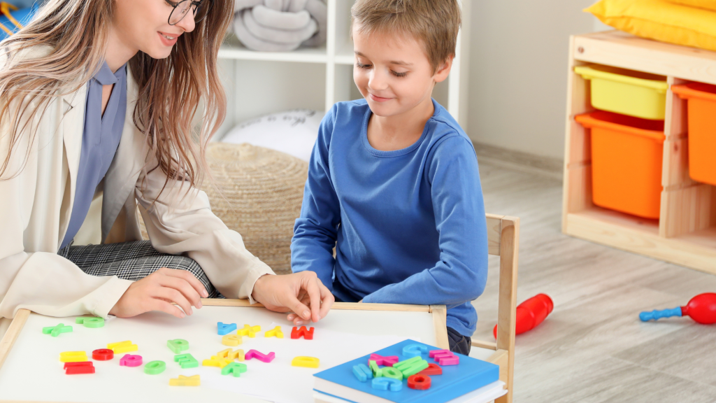 Lesly Roca, psychomotricienne à La Garde, en échange bienveillant avec un patient, dans un cadre thérapeutique de confiance.